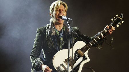  David Bowie performs on stage on the third and final day of "The Nokia Isle of Wight Festival 2004" at Seaclose Park, on June 13, 2004 in Newport, UK. 