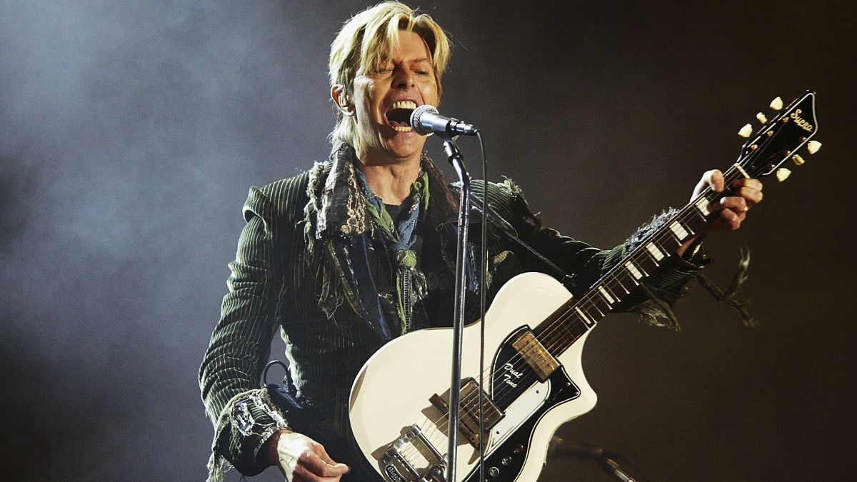  David Bowie performs on stage on the third and final day of "The Nokia Isle of Wight Festival 2004" at Seaclose Park, on June 13, 2004 in Newport, UK. 