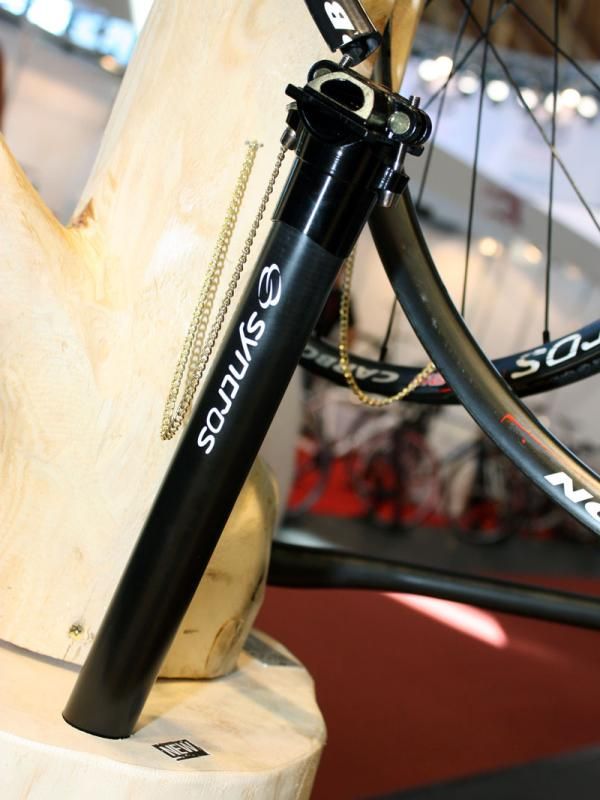 The latest Syncros FL Carbon seatpost uses a unidirectional-finish carbon shaft.