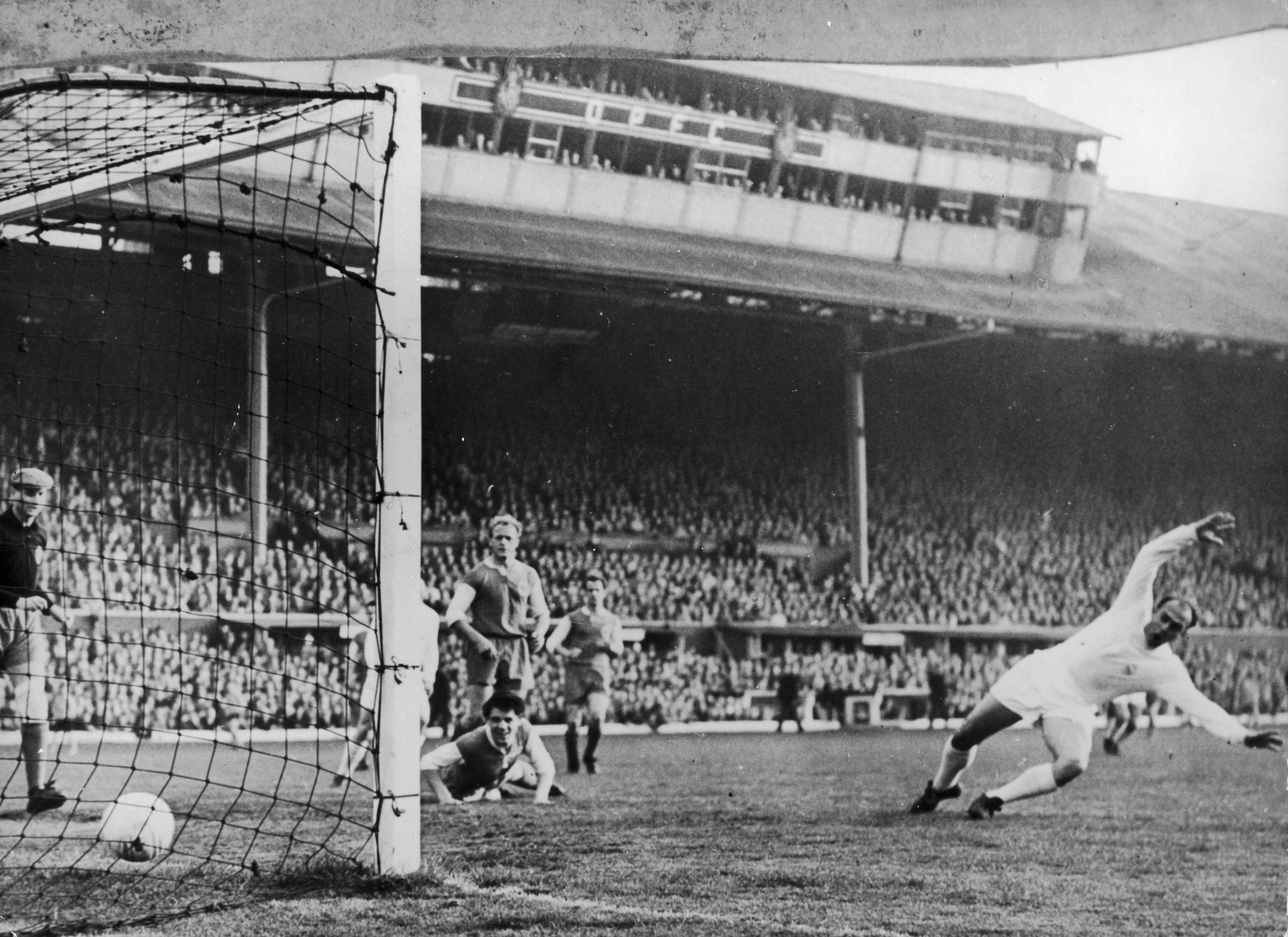 Alfredo Di Stefano scores for Real Madrid against Eintracht Frankfurt in the 1960 European Cup final.