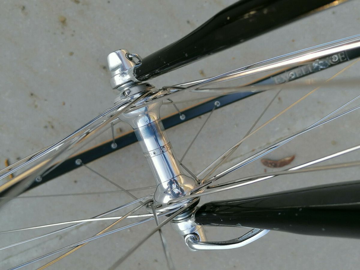 Although the rest of the bike uses Campagnolo Chorus components, the front hub is actually a Campagnolo Record one, while both hubs are laced with Ambrosio rims