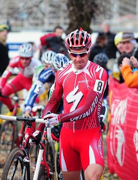 Todd Wells (Specialized) leading the field over the barriers.