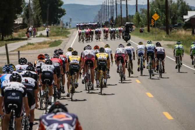 Echelons happen as strong winds hit the peloton.