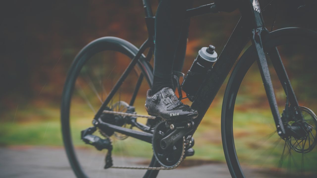 Male cyclist training with power