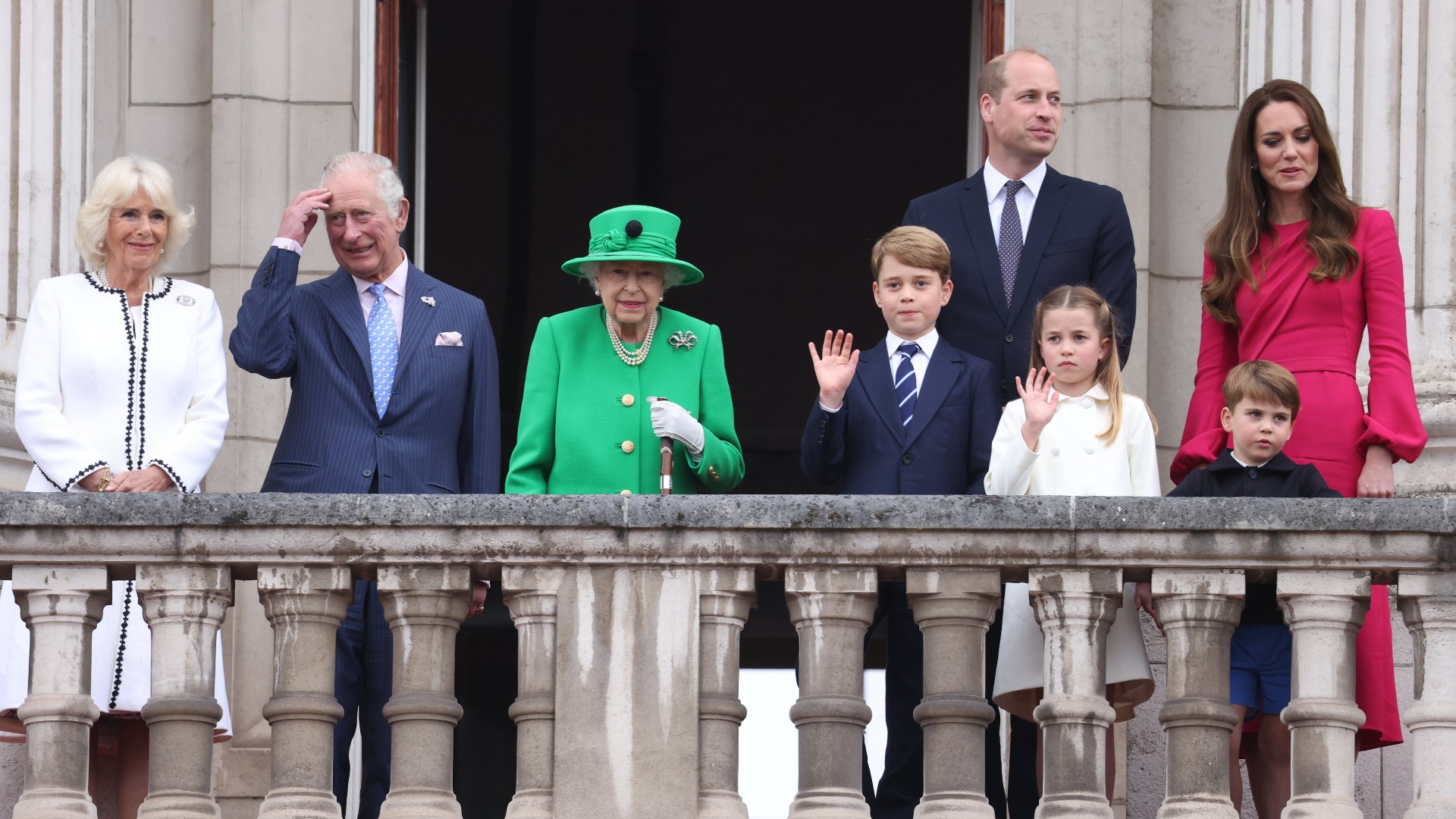 Camilla, vévodkyně z Cornwallu, princ Charles, princ z Walesu, královna Alžběta II., princ George z Cambridge, princ William, vévoda z Cambridge, princezna Charlotte z Cambridge, Catherine, vévodkyně z Cambridge a princ Louis z Cambridge na balkóně