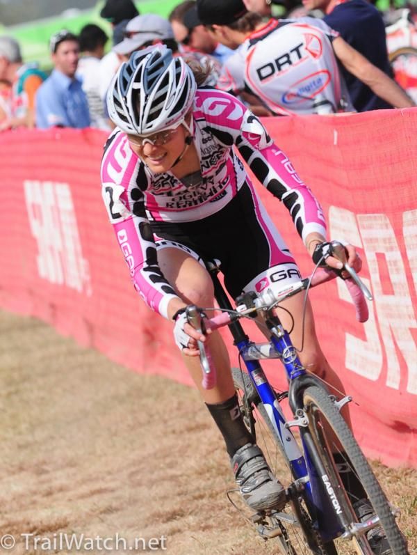 Natasha Elliot (Garneau Club Chaussure) did her best to match Gould's pace.
