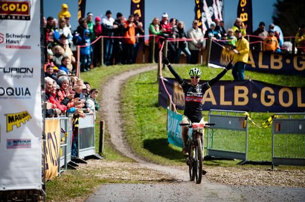 Gunn-Rita Dahle Flesj&aring; (Multivan Merida) raises her arms in triumph
