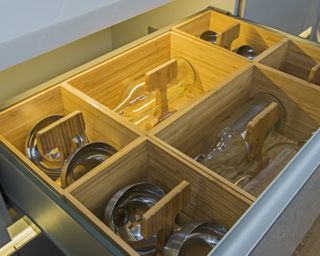 drawer dividers with pans in