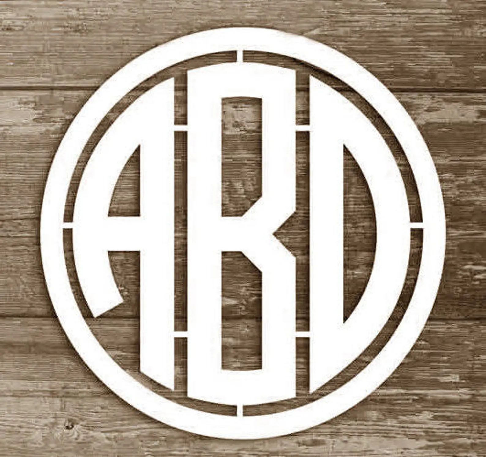 Seni dinding monogram putih dengan latar belakang kayu