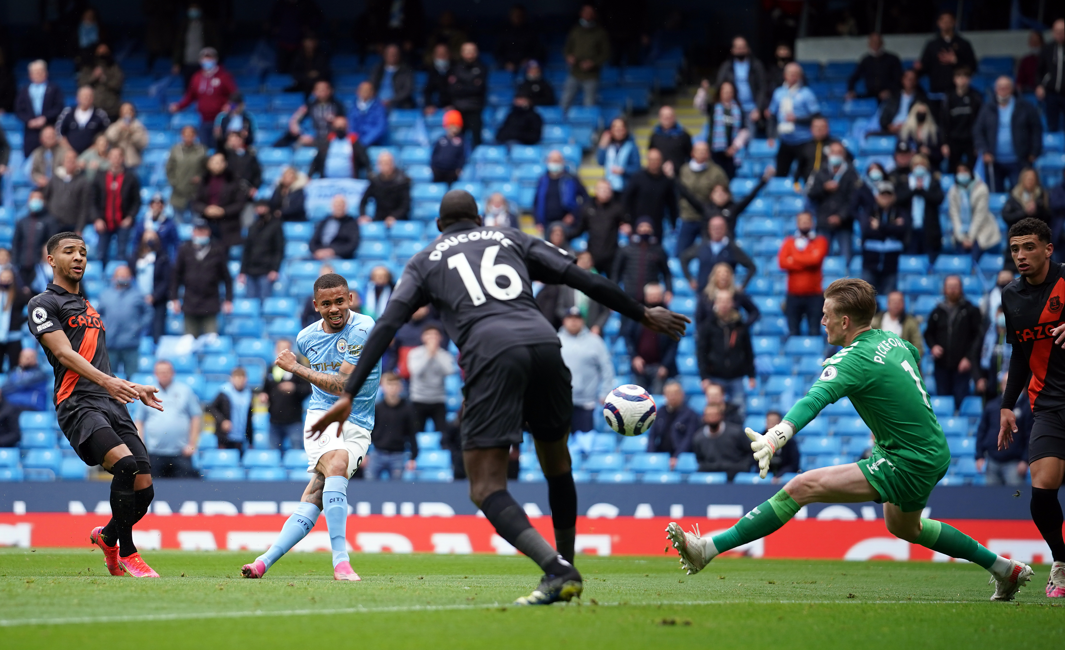 Gabriel Jesus scores Manchester City's second goal