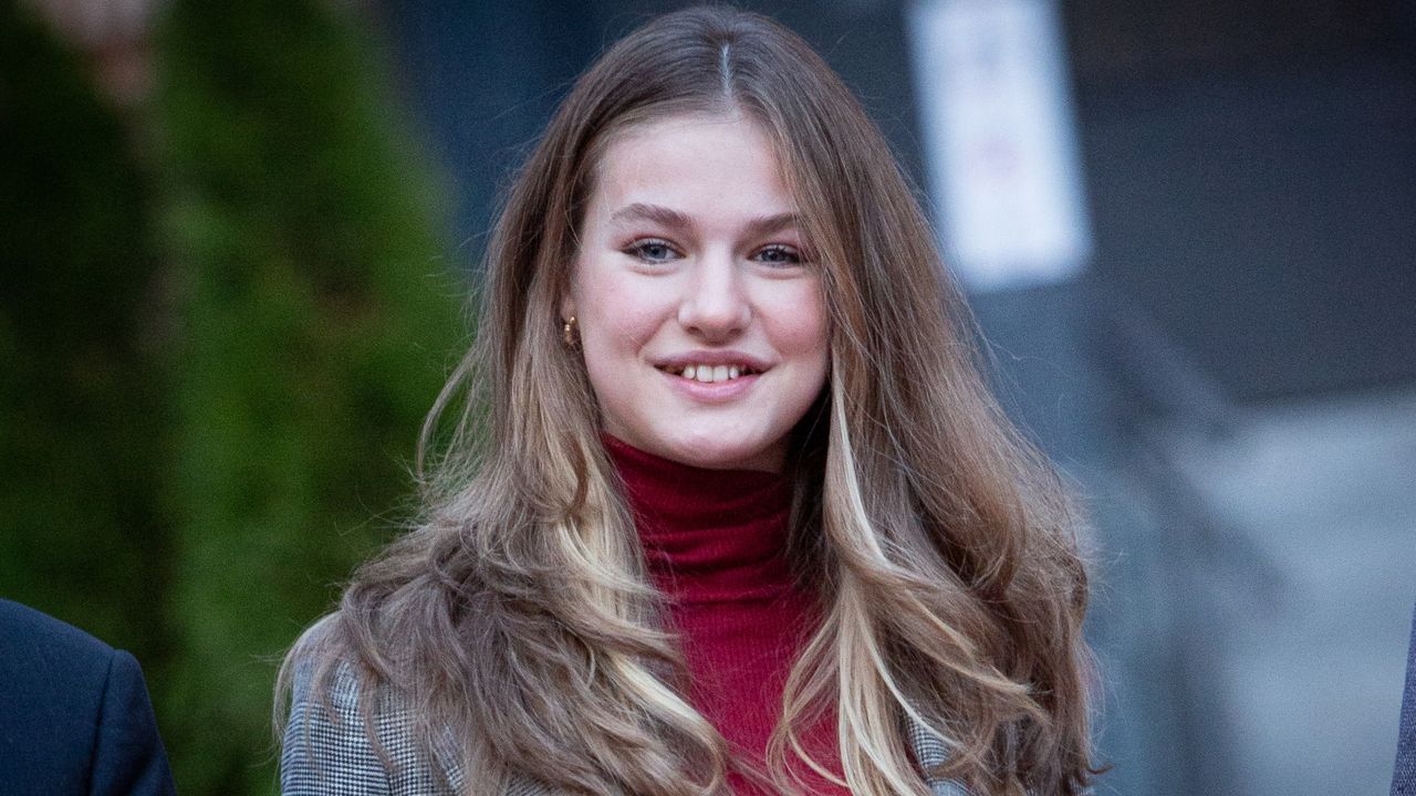 Crown Princess Leonor of Spain meets youth volunteers from Red Cross programs at Oficina Central de Cruz Roja Española on December 15, 2022 in Madrid, Spain. 