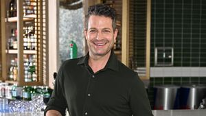 Nate Berkus says he loves using 'high-energy' wallpaper in these two ...