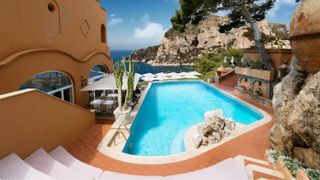 Pick the perfect poolside spot at Punta Tragara