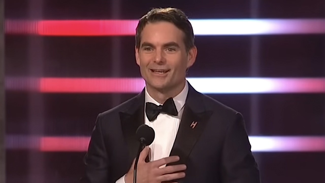 Jeff Gordon wearing a tux and giving a speech at his 2015 NASCAR retirement banquet.