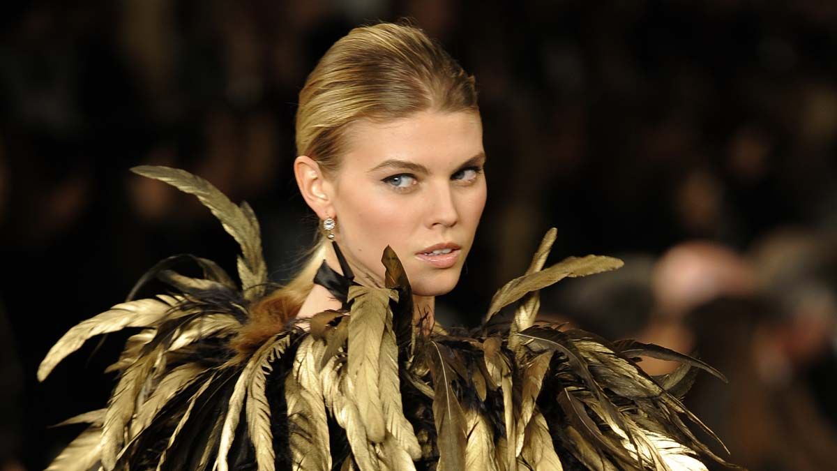 A model displays an outfit during the Ralph Lauren show at Skylight Studio during the Fall 2012 Mercedes Benz Fashion Week on February 16, 2012 in New York.AFP PHOTO/TIMOTHY A. CLARY (Photo c