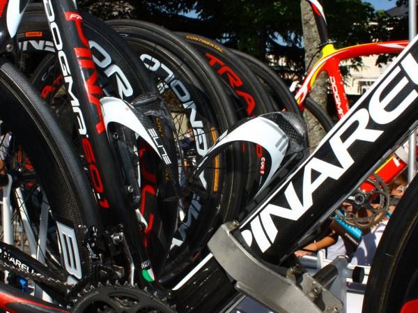 Elite carbon cages hold on to the Caisse d'Epargne bottles.