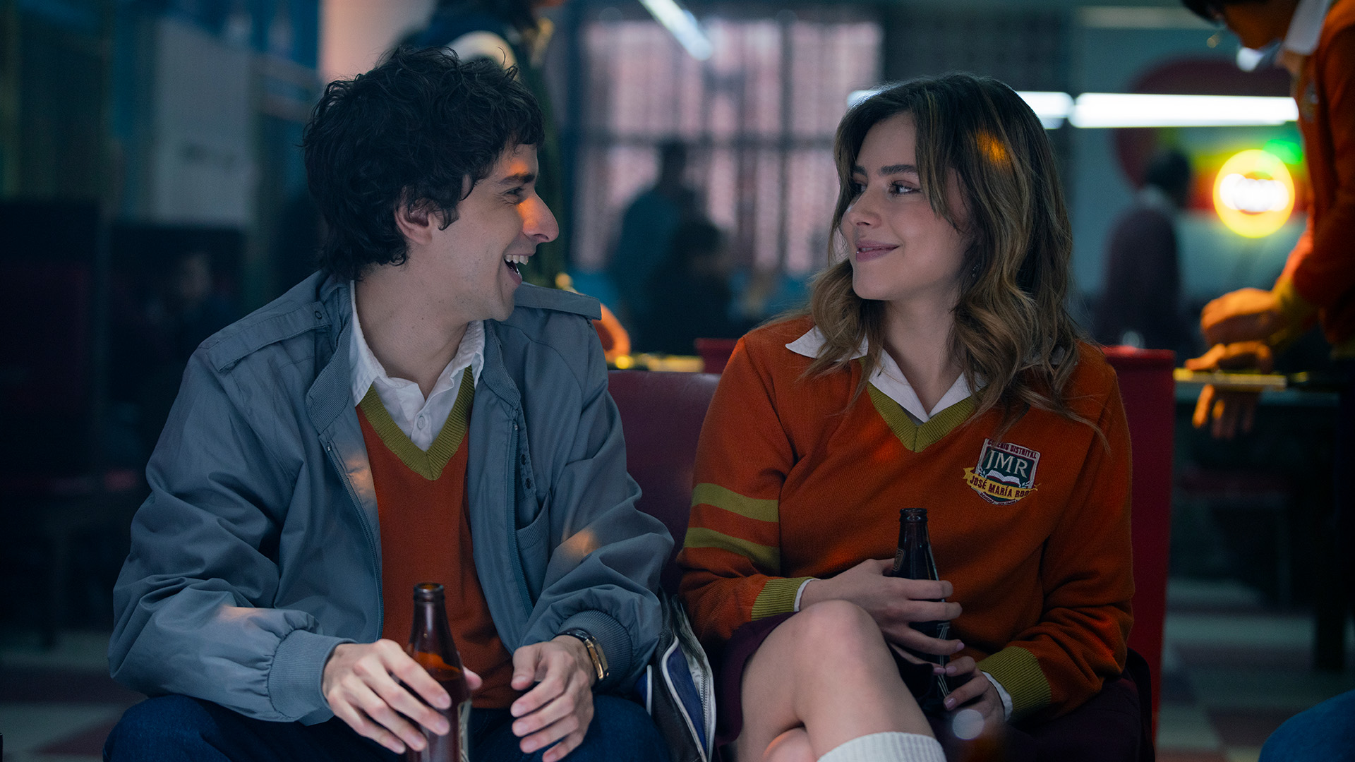 Emmanuel Restrepo as Camilo Granados and Francisca Estevez as Eva Samper.