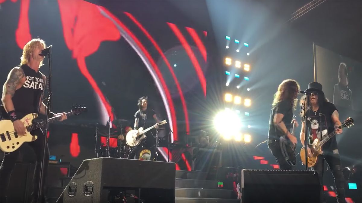 Foo Fighters Guns N&#039; Roses performing live