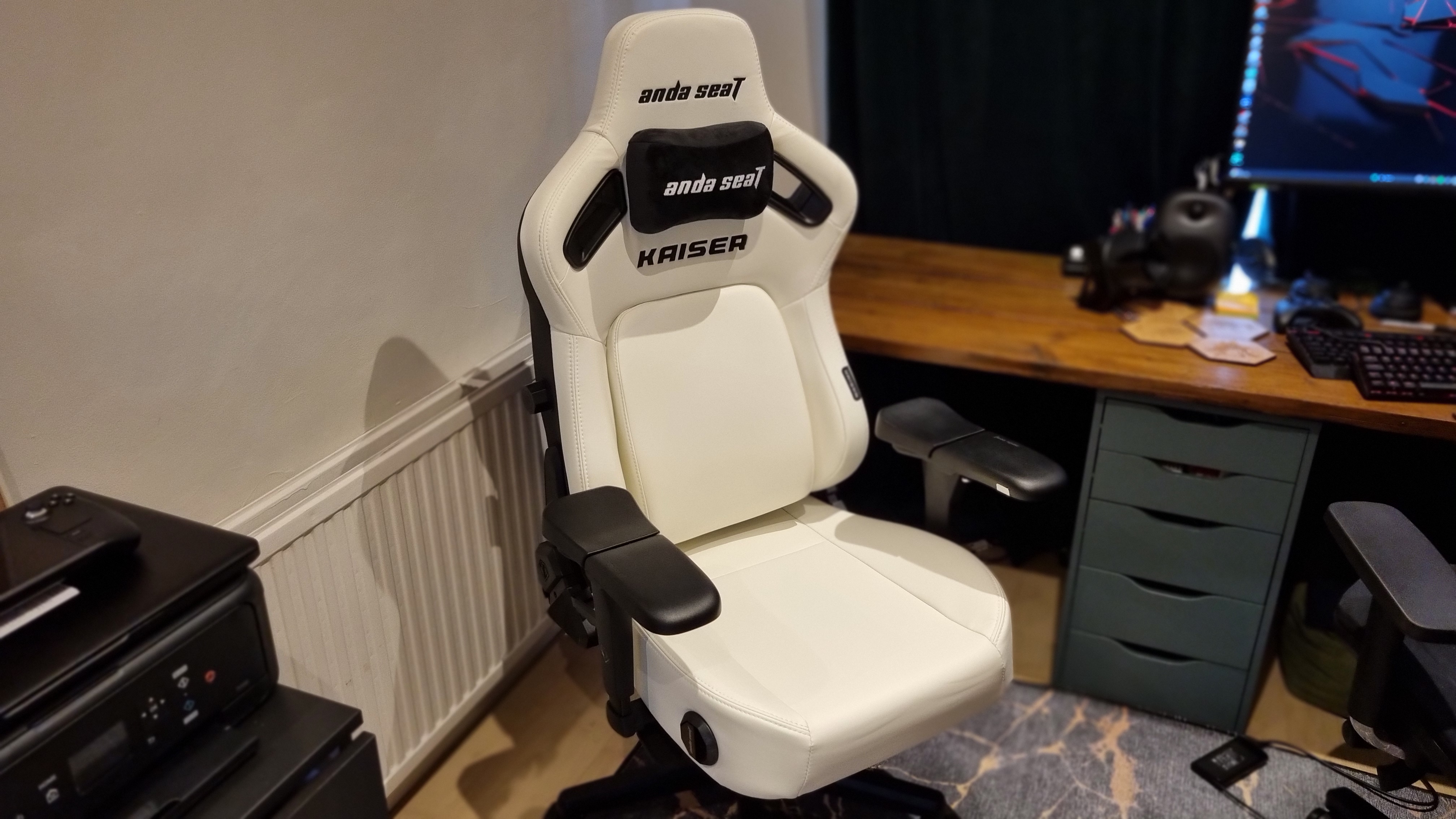 The AndaSeat Kaiser 4 XL gaming chair in white