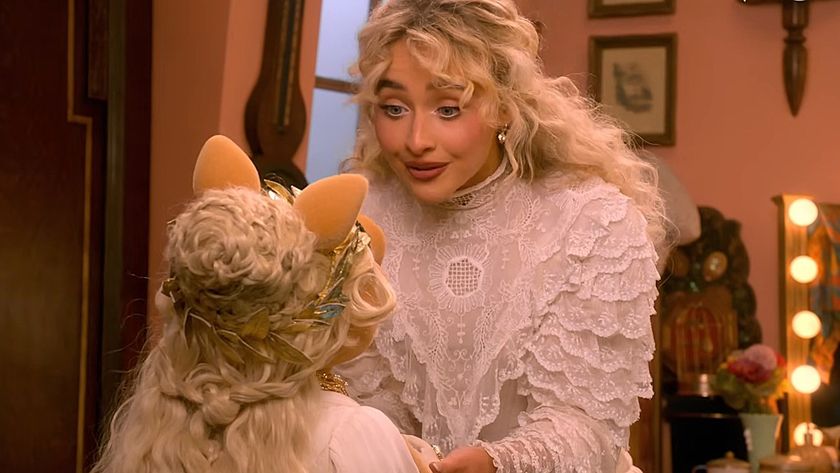 Sabrina Carpenter talks to Miss Piggy in the trailer for The Muppet Show 50th anniversary special in 2026.