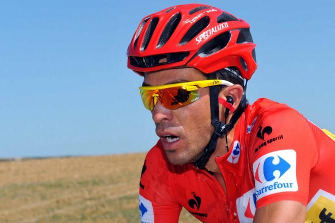 No red glasses for Alberto Contador (Tinkoff-Saxo), just a red helemet