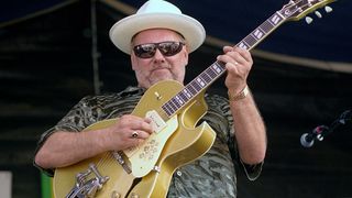 Duke Robillard live with an Epiphjone jazzbox at the New Orleans Jazz & Heritage Festival 1999