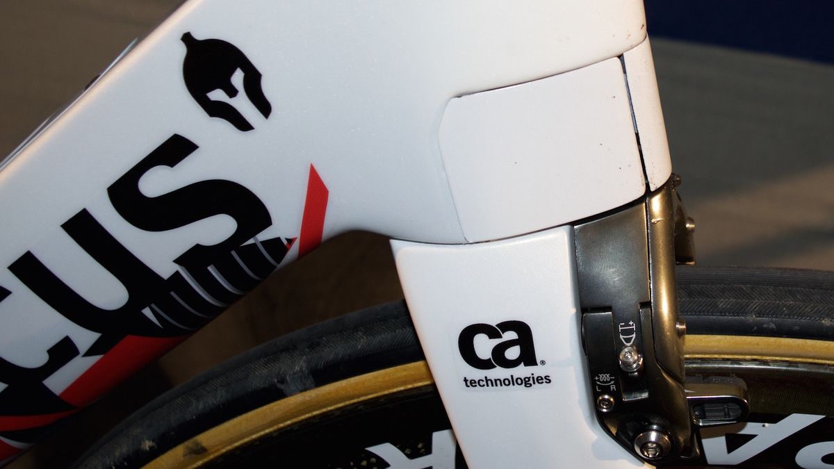 Vector wings conceal the front brake calliper and reduce drag.