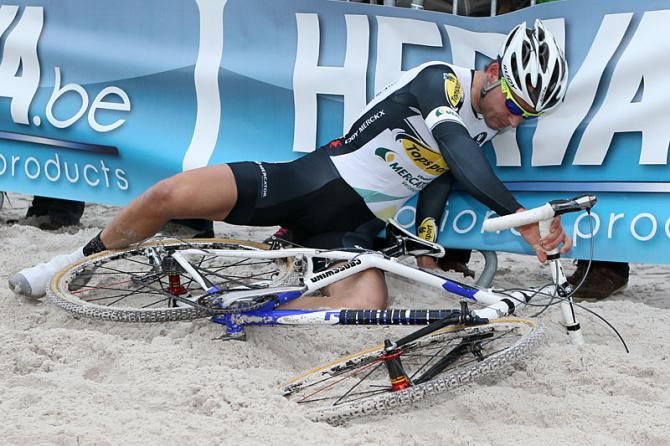 Pieter Vanspeybrouck goes down