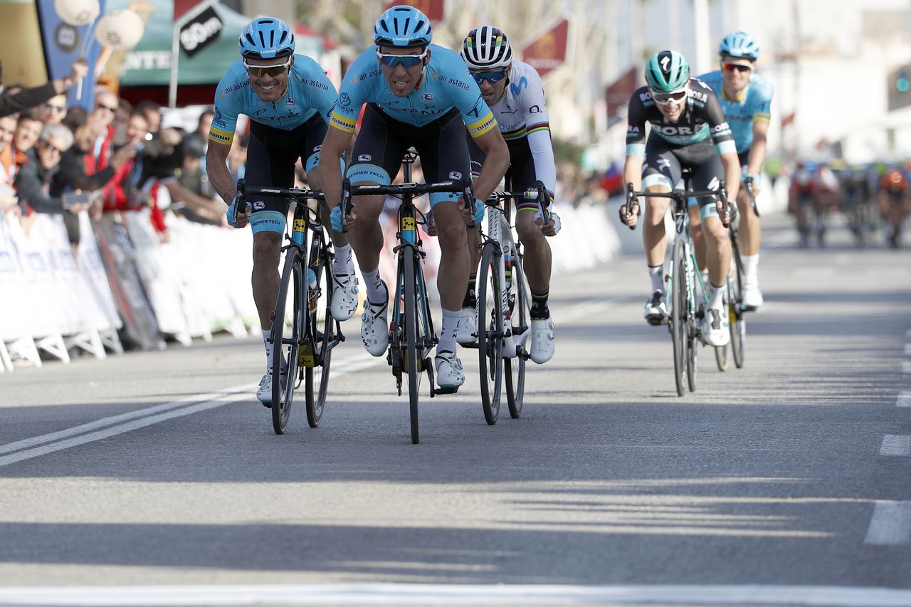 Omar Fraile leads the group in for second