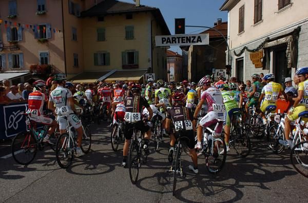 Riders await the start of the Trofeo Melinda.