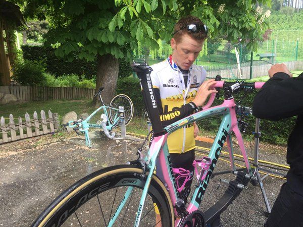 Steven Kruijswijk gets a look at his new Oltre XR2