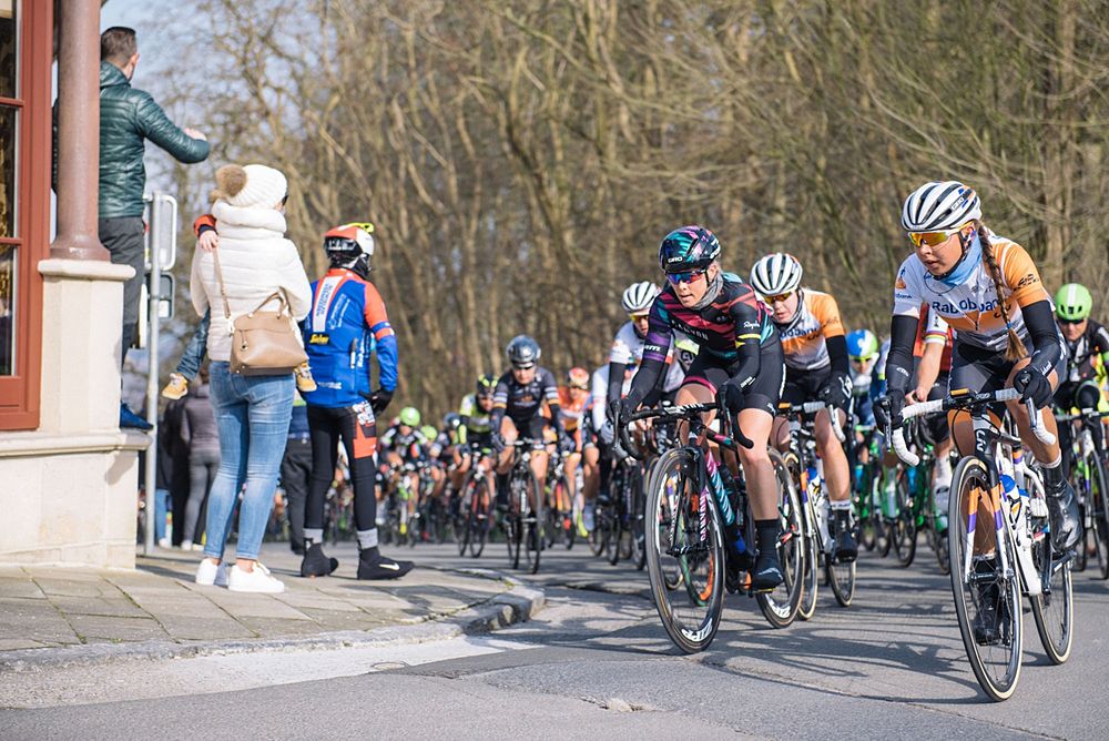 Tiffany Cromwell crest the climb - 2016 Omloop het Nieuwsblad - Elite Women