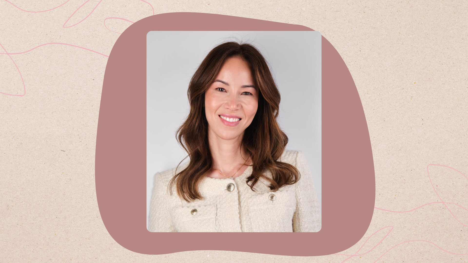 Image of pharmacist and aesthetic doctor Christine against a dark pink abstract shape on a beige background with two pink single line illustrations