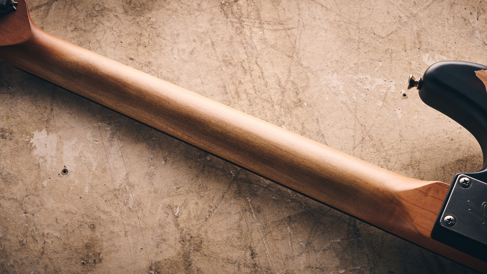 The pre-worn, caramelized maple neck of the Harley Benton ST-62HA electric guitar