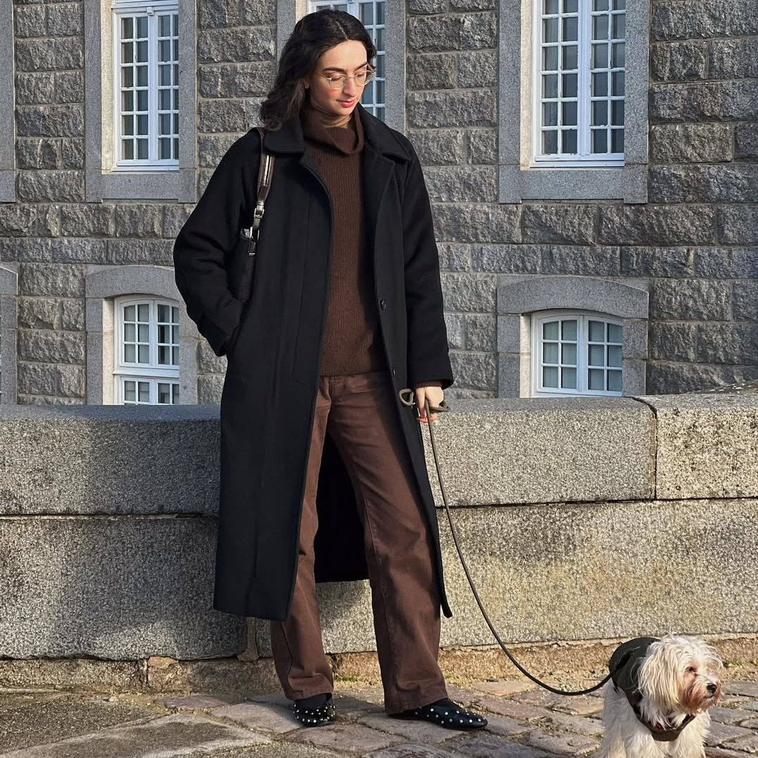 @pia_mbd wearing roll-neck jumper and trousers