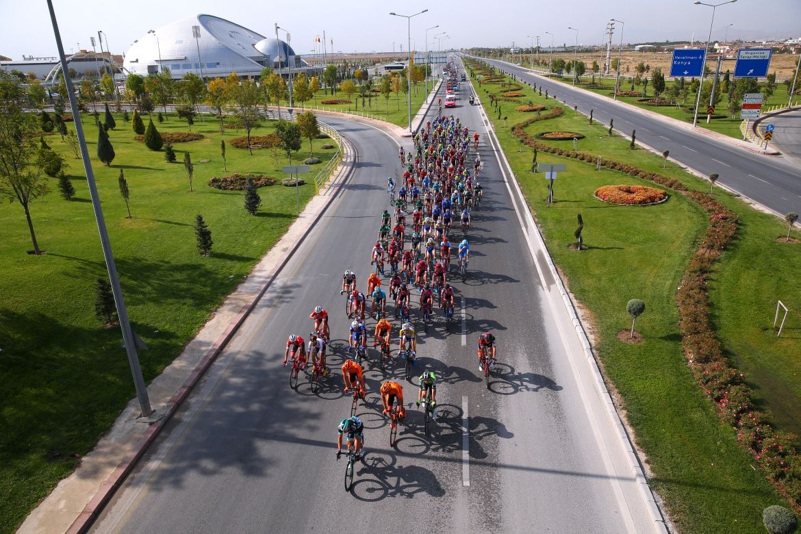 The peloton in the early kilometres