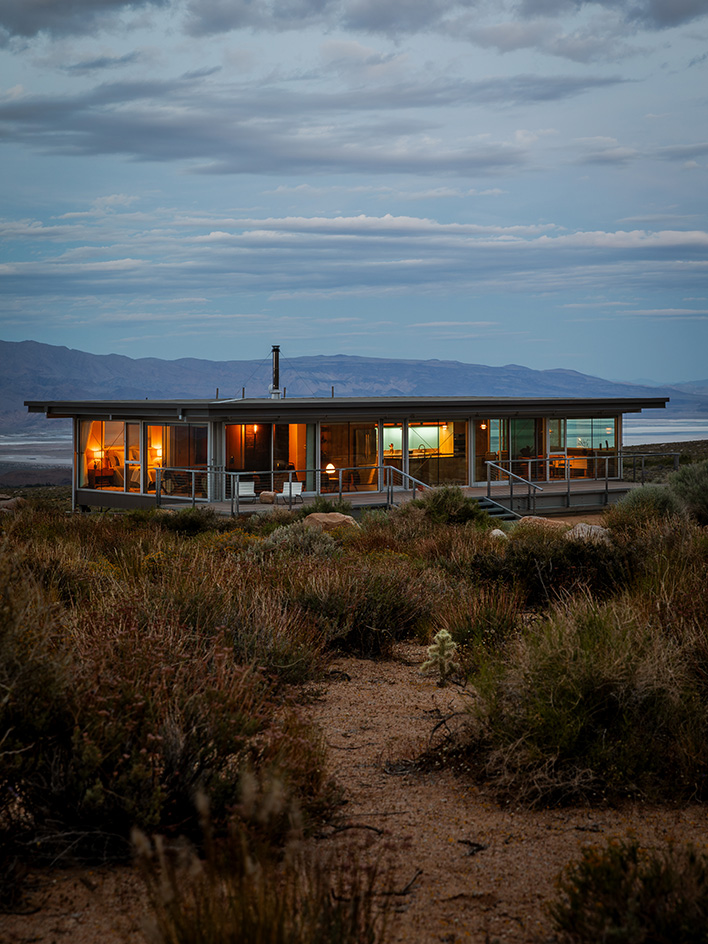 views of Linda Taalman house, a modernist prefab house in the california desert