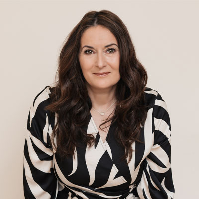 headshot of interiors therapist Suzanne Roynon