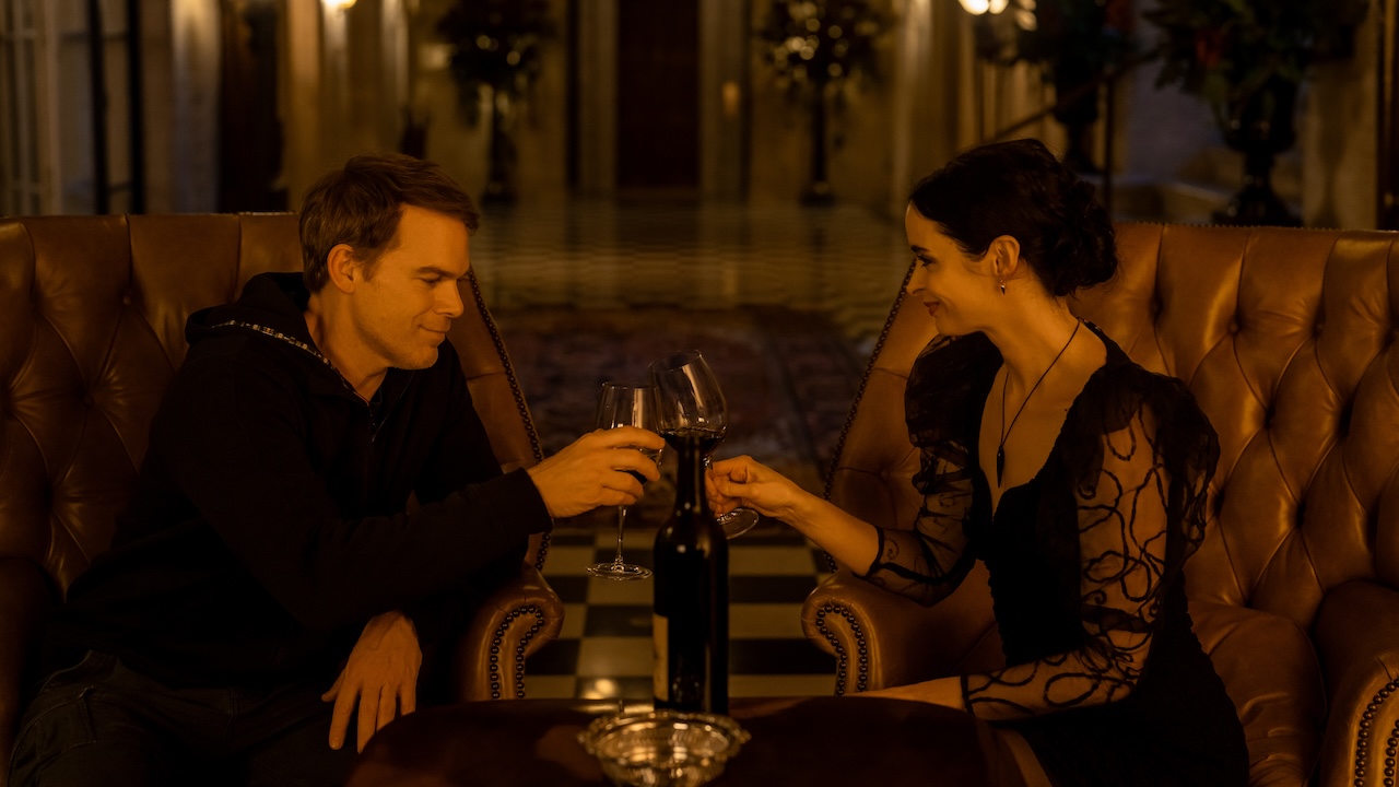 Dexter and Mia cheers with wine glasses in Dexter: Resurrection Episode 4