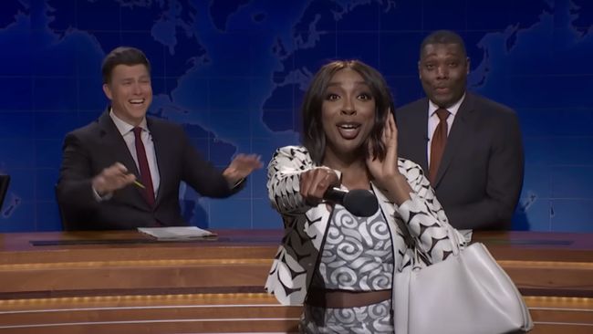 Amidst SNL Season 51 Exits, Rumor Has It The Weekend Update Desk May Be ...