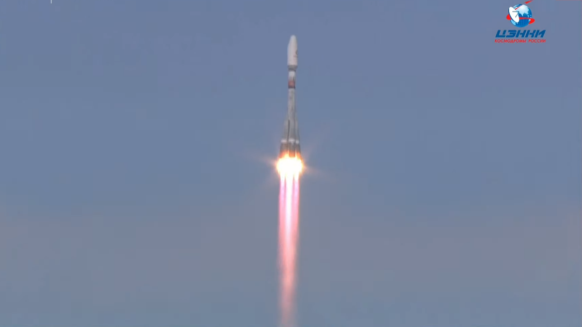 An Arianespace Soyuz rocket launches 36 OneWeb satellites to orbit on March 24, 2021.