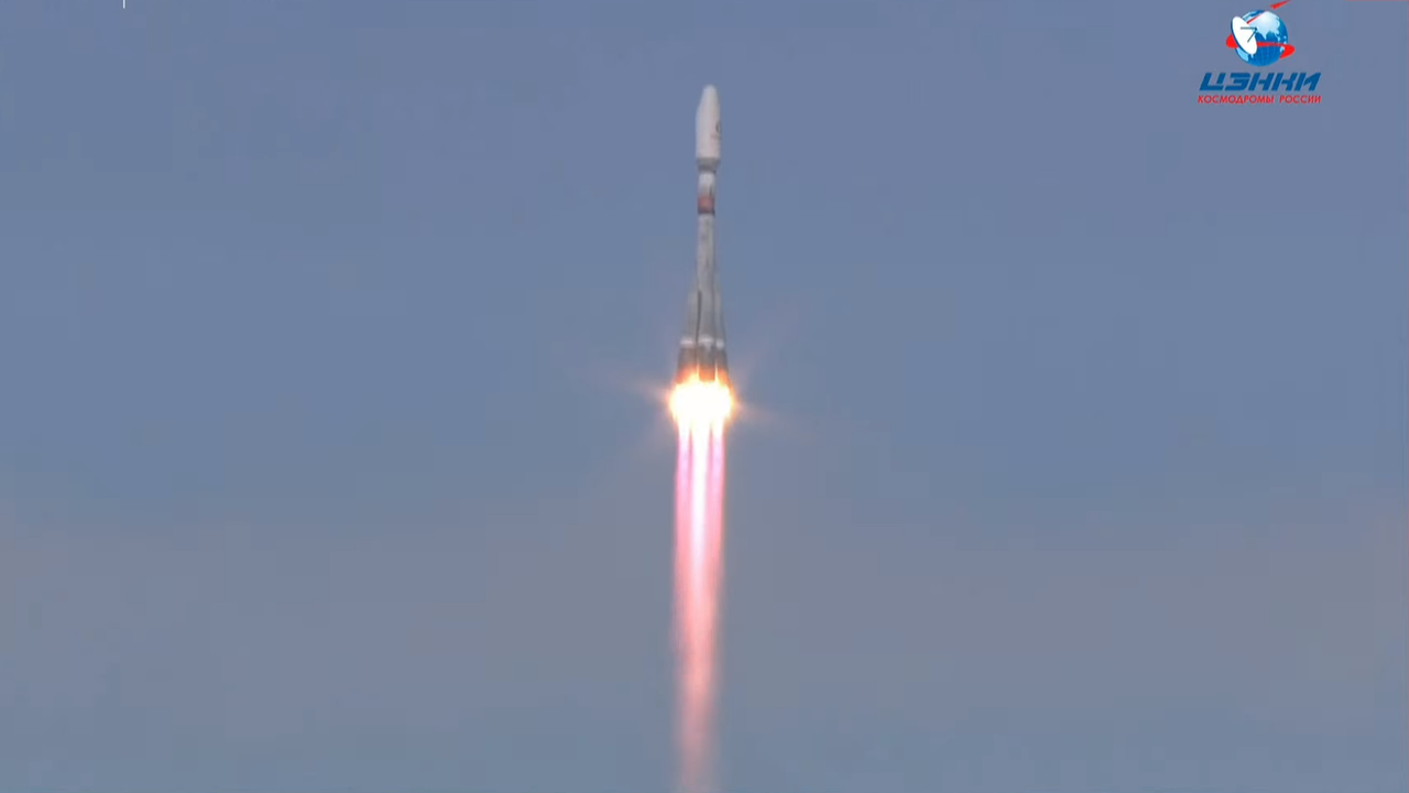An Arianespace Soyuz rocket launches 36 OneWeb satellites to orbit on March 24, 2021.