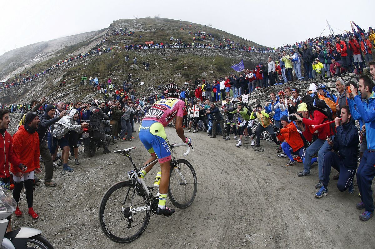 Alberto Contador struggles on the Colle delle Finestre in 2015 but keeps the pink jersey