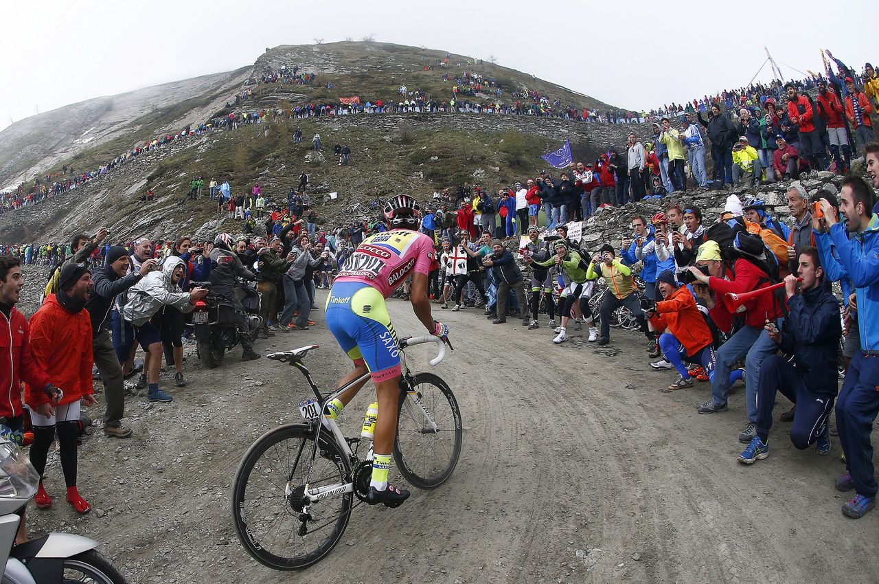 Alberto Contador struggles on the Colle delle Finestre in 2015 but keeps the pink jersey