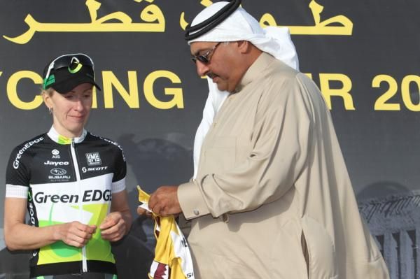 The President of the Qatar Cycling Federation presented the gold jersey to Judith Arndt (GreenEDGE-AIS)