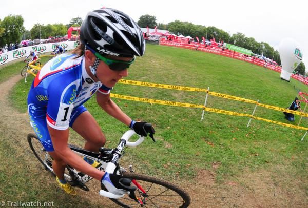 Katerina Nash (Luna Pro Team) breaking away from the field