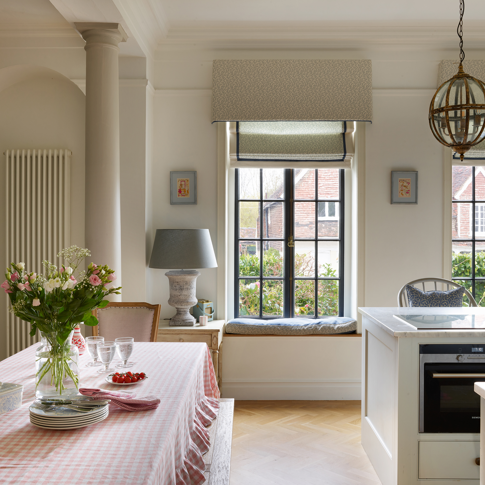Large crittal style windows with blinds and window seat in a large kitchen