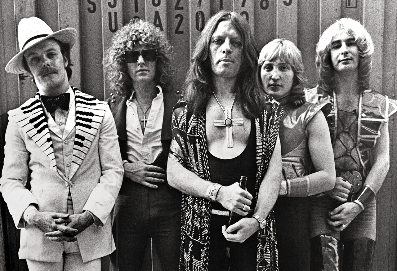 Mott The Hoople 1973: (l-r) Morgan Fisher, Ian Hunter, Luther ‘Ariel Bender’ Grosvenor, Buffin and Overend Watts
