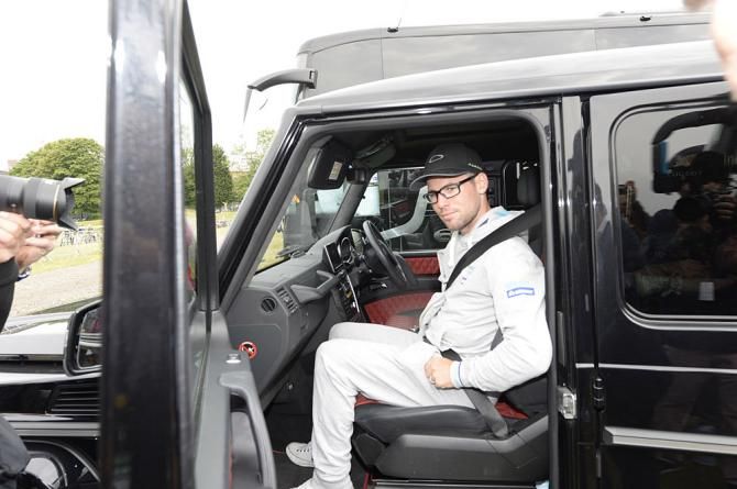 Mark Cavendish leaves the Tour de France after separating his shoulder