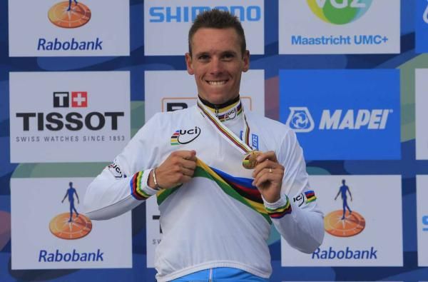 Philippe Gilbert shows off his rainbow jersey
